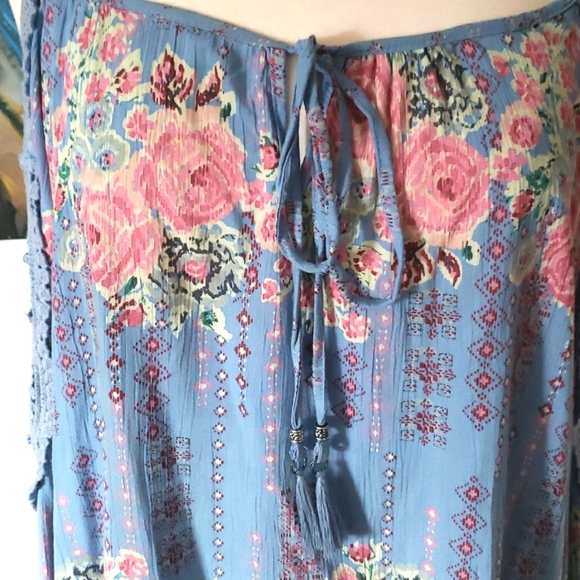 Angie Boho Blue Floral Cold Shoulder Top Size Medium - Picture 2 of 13